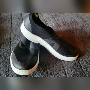 Mens Oofos size 12 black sneakers